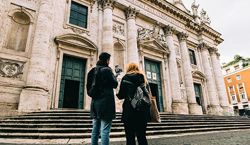Casal visitando igreja